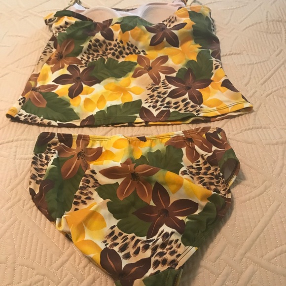 Ladies 2 piece bathing suit, never worn! - Picture 2 of 4